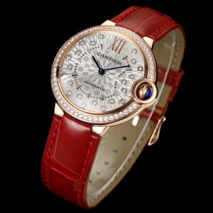 The V6 Cartier Ballon Bleu watch series features two movement options: the Seiko NH05 and the Swiss 2671. The 2022 collection introduces 33mm and 36mm models, both standard-equipped with alligator leather straps or rose gold bracelets. The 33mm model measures 10.06mm in thickness.The 33mm model measures 10.06mm thick, while the 36mm version is 12.05mm thick. The dial is crafted from 316L stainless steel with a sapphire crystal double-curved glass. The hands feature a blued finish, and each dial is meticulously CNC-engraved. The crown incorporates genuine gemstones, with sapphires that turn red under UV light. Every detail is flawless—this timepiece is truly one of a kind, representing the pinnacle of watchmaking excellence.